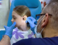 Гнойный средний отит у детей: что нельзя делать, если из уха течет — и что нужно